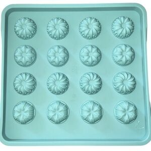 New & sealed pampered chef fluted chocolate mold